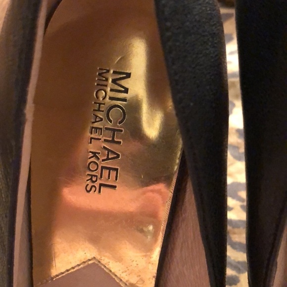 Micheal Kors size 10 black Leather open toe pumps with platform at toe - Picture 15 of 16